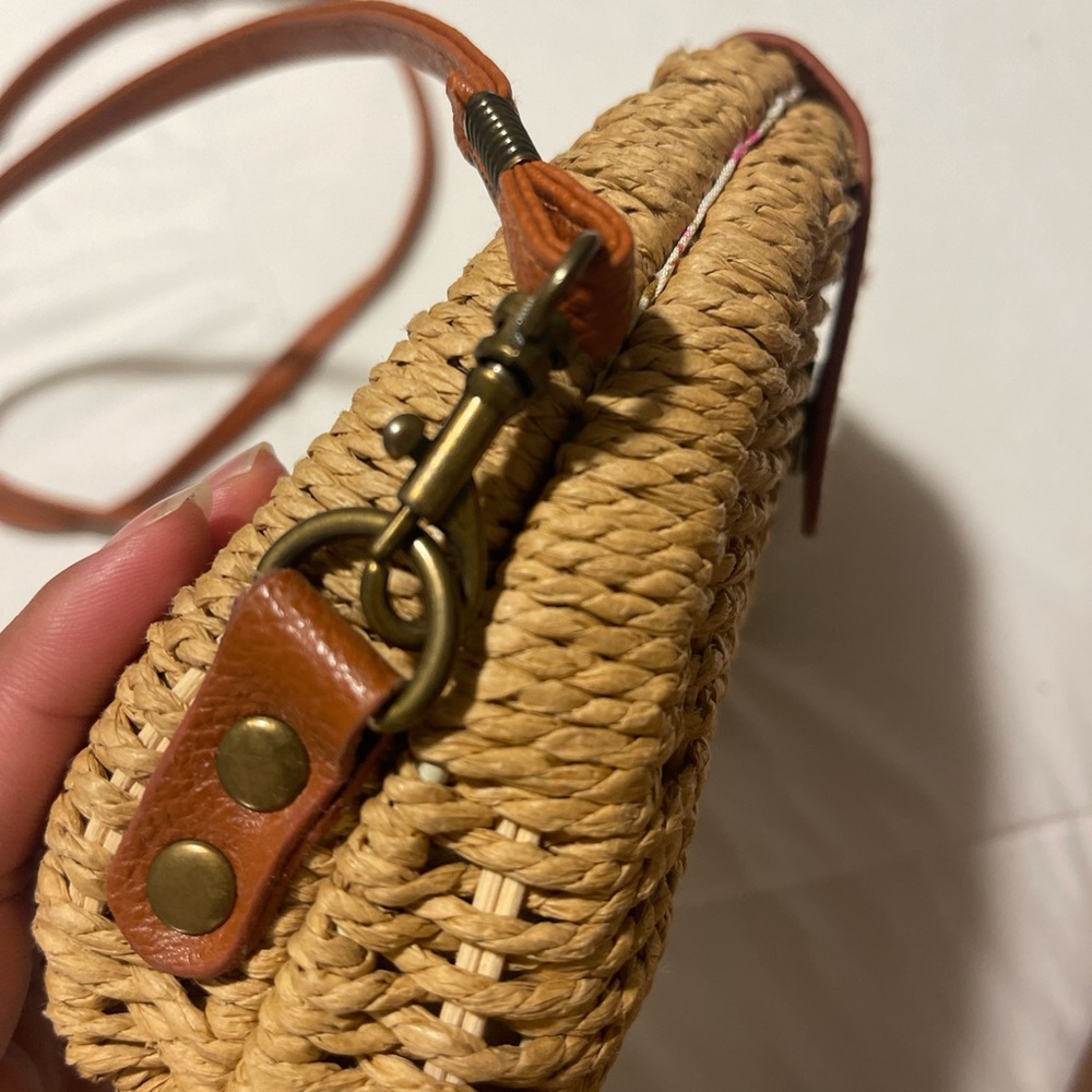 Stylish Tan Woven Crossbody boho Bag - Picture 5 of 5